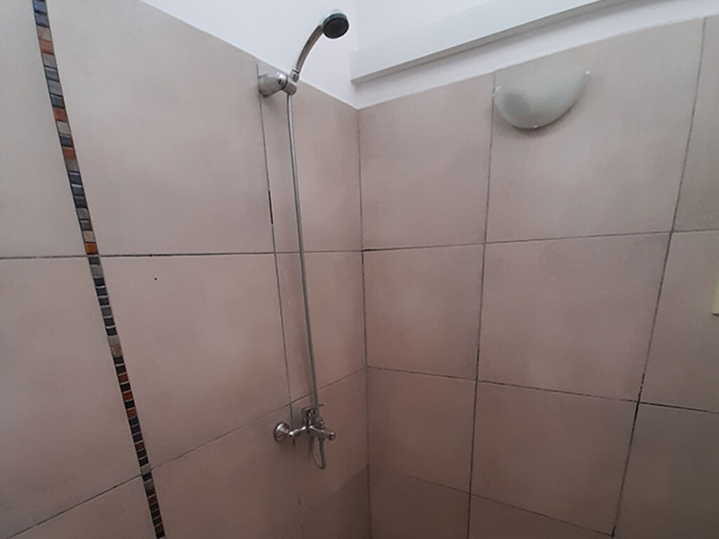 Baño Hotel Catriel, viajentes y petroleros